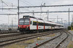 ABt NPZ Domino 50 85 39-43 860-8, auf der S33, fährt am 02.02.2026 beim Bahnhof Muttenz ein.