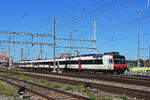 RBDe 560 202-4, auf der S33, verl�sst am 06.10.2026 den Bahnhof Muttenz.