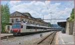 Ein ziemlich langer  Domino  wartet in Le Locle als RE 2771 nach Neuchâtel auf die Abfahrt: RBDe 560, B, ABt, ABt, RBDe 560.