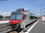 RBDe 560 233-9 (ex RBDe 560 049-9 ''Reinach'') am 30.5.2012 in Payerne als Regio nach Murten. Die Tafel, die das Eck des Triebwagens verdeckt ist eine Halteorttafel, in Payerne treffen sich jeweils 4 Zge auf 2 Gleise, weshalb in der Mitte des Perrons solche Halteorttafeln aufgestellt sind. Diese Betriebsart soll aber demnchst verschwinden, den im Hintergrund werden 2 weitere Perrongeleise gebaut.