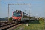 Bei Neyruz und im weiteren Streckenverlauf Richtung Rosé stehen wohl noch die letzten alten, aber sehr filigranen Fahrleitungsmaste zwischen Genève und St.Gallen. Auf dem Bild ist eine S 40 von Romont nach Fribourg der Ankunft bei der Haltestelle Neyruz zu sehen.

6. August 2015