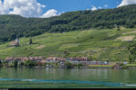 Ein DOMINO strebt am 18. Juli 2016 als Regio Biel - Neuchâtel dem Halt in Ligerz entgegen. Aufgenommen vom Schiff aus am Dorfeingang. Die rund 60 Meter über dem Dorf liegende Kirche ist weitherum bekannt und sehr beliebt für Hochzeiten. Sie ist neben Fusswegen auch durch eine Haltestelle der Windenbahn Ligerz - Prêles erschlossen.