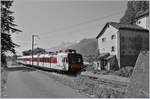 Der Regio Alps Regionalzug 6112 auf seiner langen von Brig nach St-Gingolph erreicht beim Château de la Porte de Scex zwischen Vouvry und Les Evouettes in Kürze de  Genfer See und somit auch