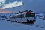 Der VAE Triebzug RBDe 561 083 rollt beim Einsetzen der Dämmerung talwärts Richtung Biberbrugg.Bild vom 11.1.2015