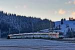 SOB Triebzug RBDe 561 084 fährt in der Abenddämmerung des 5.1.2016 in Altmatt vorüber.