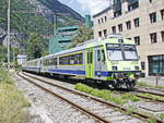 Nachschuss auf BLS: Ausfahrt 729 und 969 aus den Bahnhof Interlaken West  in Richtung Interlaken Ost am 25.