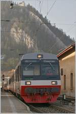 Der RTV TRN RBDe 566 317 mit seinem Pendelzug als Bildfüllende Motiv in Fleurier.