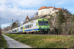 Am 14. Dezember 2019 war der letzte Betriebstag der Sensetalbahn mit dem alten Bahnhof Laupen. Vom 15. Dezember 2019 bis am 12. Dezember 2020 wird die Strecke Flamatt - Laupen totalsaniert und der Bahnhof Laupen um ca. 250 m auf die andere Strassenseite Richtung Neuenegg verschoben.<br>
BLS RBDe 565 732 verlässt am 14. Dezember 2019 als S2 den Bahnhof Laupen. Die RBDe-Pendel werden aufgrund der Aufgabe der Werkstätte Aebimatt und der Verschiebung des Unterhalts in die Werkstätte Spiez zurzeit abgedreht. So war in den letzten Betriebstagen das bekannte Motiv mit dem Schloss Laupen auch noch mit führendem Triebwagen umsetzbar. An genau dieser Stelle wird in Zukunft der neue Bahnhof Laupen liegen.