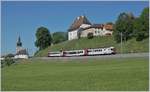 Links im Hintergrund die Kirche von Vaulruz, im oberen Bildteil das Schloss und mitten drin der TPF RBDe 567 182 mit seinem Pendelzug auf dem Weg nach Bulle.

19. Mai 2020