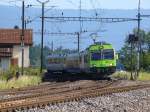 bls - Triebwagen RBDe 4/4 728 mit Junbo Zwischenwagen und Steuerwagen bei der einfahrt in den Bahnhof von Busswil am 15.07.2007