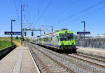 Am westlichen Rand von Bern, Brünnen-Westside mit Blick in eine bäuerliche Landschaft: Noch verkehren in einzelnen Diensten die BLS NPZ-Züge, hier als S52 (ab Lyss) Kerzers - Bern. NPz Triebwagen 738. 19.Juli 2022  