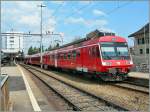 Nachdem der RBe 540 von Luzern nach Langenthal so überraschend viel Zuspruch gefunden hat, zeige ich hier gerne den Gegenzug: der RM (ex VHB(EBT/SMB)/heute BLS) RBe 565 Pendelzug, der im Wechsel mit den SBB RBe 540 Zügen damals die Strecke Langenthal - Luzern bediente.
Langenthal, den 22 April 2006