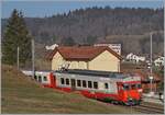 Der TRAVYS RBDe 567 174 (94 85 7567 174-8)  Fleurier  des sogenannte  Schülerzug  schiebt seinen durch die hüglige Juralandschaft nicht mehr zu sehenden B und Abt als Regionalzug 6009 nach