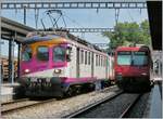 In Romont wartet der TPF ABDe 537 176-6 (ex MThB  Stadt Wil ) und ein NPZ auf ihre Abfahrt.