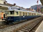 Blauer Pfeil BCFe 4/6 736 der BLS am 24.10.21 im Bahnhof Interlaken West.
