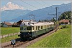 Bei Faulensee will der BLS BCFe 4/6 (Blauer Pfeil) weit besser in die Landschaft passen als im modernen Bahnhof von Spiez.