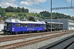 Tunnelkino-Zug.
In Huttwil wurde der Tunnelkino-Zug einer Rostsanierung und Neubemahlung unterzogen. Am 27. August 2021 wurde der ABe 526 290-2, ehemals SOB, samt den beiden Wagen via Langenthal-Burgdorf-Solothurn nach Gänsbrunnen überführt. Auch im Zusammenhang mit der COVID-19-Pandemie wird die nächste öffentliche Fahrt am 4. September 2021 durchgeführt.
In Huttwil.
Foto: Walter Ruetsch 