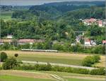 Triebwagentreffen Koblenz, August 2017. Bei Etzgen fhrt der Pendelzug Mirage des gleichnamigen Vereins, BDe 4/4 II 201 im Kleid der EBT den Rhein entlang. Im Hintergrund ist der Hotzenwald zu sehen, die prominente Brcke der badischen Hauptbahn berspannt den Mhlbach, der bei Albert in den hier kaum zu sehenden Rhein mndet.