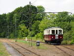 Der Schweizer Triebwagen BDe 4/4 13 der Buckower Kleinbahn wartet auf die Streckenfreigabe, nachdem der Sonderzug der Berliner Eisenbahnfreunde (BEF) von Münchenberg (Mark) nach Buckow voraus