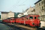 Sihltalbahn__Zwei Garnituren BDe 4/4 aus den Jahren 1968 bis 1971 am 14-09-1974 im früheren Bahnhof Zürich Selnau, der 1875 als oberirdischer Kopfbahnhof zusammen mit der Strecke Selnau–Uetliberg der damaligen Uetlibergbahn in Betrieb genommen wurde. 1990 mit der Einführung der S-Bahn Zürich wurde der alte oberirdische Kopfbahnhof stillgelegt und durch den neu gebauten, unterirdischen Durchgangsbahnhof mit Verlängerung zum Hauptbahnhof Zürich ersetzt.Das 1892 erbaute Bahnhofsgebäude wurde schon 1990 abgebrochen.[Quelle : wikipedia].

