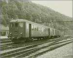 Ein PBr Regionalzug von Le Brassus erreicht sein Ziel Bahnhof Vallorbe. Der Zug besteht aus einem Steuerwagen und dem De 4/4 1670 und führt am Schluss noch einen Postwagen mit. 
Das Bild des kurzen Zuges spiegelt die doch recht schwachen Fahrgastfrequent der Strecke ins Vallée de Joux wider, zudem verfügte die PBr damals kaum über eigenes Rollmaterial. 

ein 110-Film Analogbild vom 2. Oktober 1982