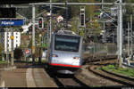 Elegant neigt sich dieser SBB ETR 470 am 28. Oktober 2013 in die S-Kurve vor dem Bahnhof Flüelen. Der Zug ist pünktlich unterwegs - bei den ETR 470 keine Selbstverständlichkeit.