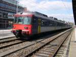 Rund um den Rheinfall - Dieser, als  Mirage  bezeichneter Triebwagen sonnt sich am Nachmittag des 26.04.2008 im Bahnhof von Schaffhausen.