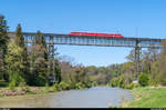 Eine halbe Stunde nach dem roten Pfeil der OeBB überfährt am 30. April 2017 auch der Rote Doppelpfeil  Churchill  RAe 4/8 1021 der SBB auf Brunchfahrt die Thurbrücke Ossingen.