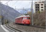 Der rote Doppelpfeil RAe 4/8 1021 fhrt an Chur Wiesental vorbei und bringt eine Gesellschaft fr die Weiterfahrt mit RhB Salonwagen nach St.Moritz.