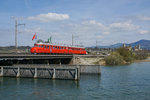 Die zweite Überraschung des Tages. Der Churchill-Pfeil RAe 4/8 1021 überquert am 10.04.2016 im Rahmen einer Brunch-Fahrt den Seedamm bei Hurden.