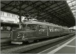 Wiedereinmal kam der Rote Peil, der  Churchill Pfeil  RAe 4/8 1021 nach Lausanne und zeigt sich hier unter der grossen Halle auf Gleis vier in S/W.