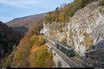 DSF RBe 4/4 1405 mit dem von VVT übernommenen Speisewagen am 27. Oktober 2019 in der Areuse-Schlucht zwischen Champ du Moulin und Bôle.