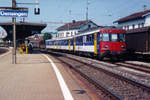 Oensingen Balsthal Bahn/OeBB.
Der ehemalige RM Pendelzug bestehend aus dem Hochleistungstriebwagen BDe 4/4ll 576 250 mit B 551 und ABt 991 wurde im Jahre 2005 durch einen  nigelnagelneuen  RBe Pendelzug ersetzt.
Der ehemalige SBB RBe 540 019-7 mit AB EW II 505 und BDt EW I 905 wurde bei der Ankunft in Oensingen sowie auf seiner ersten Fahrt nach Balsthal noch mit SBB-Anschrift verewigt.
Foto: Walter Ruetsch
