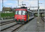 Streusiedlungen und geringe Bevölkerungsdichte zwischen Palézieux und Romont (Strecke Lausanne - Bern) haben die Verantwortlichen bewogen, den Regionalverkehr auf die Strasse zu verlagern. Aber in den Stoßzeiten findet zusätzlich ein Schienenregionalverkehr statt und dafür genügt ein Solo fahrender RBe 4/4, hier der RBe 540 007-2 als Regionalzug 4330 von Romont bei der Einfahrt in Palézieux am 28. März 2007.