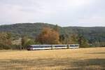 Bis in die 70-er Jahre waren die Reisezugwagen der SBB tannengr�n. Mit Swissexpress und Kolibri wurden die Fahrzeuge bunter.
Sp�ter wurden nach Revisionen auch �ltere Wagen farbig lackiert. So wie dieser RBe 4/4 Pendelzug im Kolibridesign. Er bringt etwas zus�tzliche Farbe in die ausged�rrte Landschaft.
DSF hat eine Komposition betriebsf�hig erhalten und am 16.08.2026 f�r das Jubil�um 150 Jahre Winterhur-Koblenz verkehren lassen.