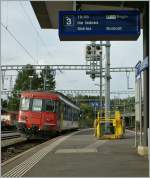 Der RBe 4/4 wartet in Palzieux auf Fahrgste und die Abfahrtszeit.