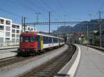 Doppel RBe Pendel (9-teilig, vorne im Bild RBe 540 060) mit Ersatzzug zum IC 574 bei Ausfahrt Chur, 10.04.2011.