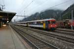 Seit rund 50 Jahren standen die RBe's im Einsatz bei der SBB; nun neigt sich diese Ära langsam aber sicher dem Ende zu. Heute war ein RBe Pendel zum letzten Mal im Planeinsatz mit einem Reisezug. Ein Pendel dient weiterhin als Dispozug für die S-Bahnh Zürich. Im Bild ist ein 8-teiliger Doppel RBe Pendel, welcher dieses Jahr jeweils Sonntags als IR (2263/2286) von Zürich nach Göschenen und zurück fuhr (einziger geplanter Einsatz im FV 2014). Seit den 90er Jahren wurden die RBe's vor allem im Regionalverkehr eingesetzt, zum Schluss als HVZ Züge in der S-Bahn Zürich. Der Pendel besteht aus: RBe 540 039-5, B EWI NPZ, A EWI NPZ, 2 B EWI NPZ, A EWI NPZ, B EWI NPZ und RBe 540 034-6, Göschenen, 26.10.2014.