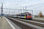 RBe im Einsatz als Lok: RBe 540 020-5 anstelle einer Re 4/4 II am IC 10769 bei Durchfahrt in Pfffikon SZ, 12.11.2014.