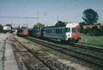 TPF/SBB: Einmalige Zugskreuzung auf der TPF-Station Sugiez, wo normalerweise keine Zugskreuzungen stattfanden, zwischen einem TPF-RBDe 567-Pendel mit dem ABt 371 und einem SBB-RBe 4/4-Pendel mit altem