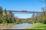 Der OeBB RBe 2/4 202 überfährt am 30. April 2017 die Thurbrücke Ossingen auf dem Weg von Winterthur nach Stein am Rhein.