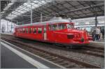 Für eine Extrazugfahrt von Rail One (l'emission ferroviarie suisse) konnte der SBB Historic Rote Pfeil RAe 2/4 1001 mit der UIC Nummer 094 85 75-91 001-3 in Lausanne bewundert werden. 

Stark zurückgehende Passagierzahlen infolge der Wirtschaftskrise in 1930ern führten zur Überlegung zum Bau von Leichttriebwagen, mit welchen der Verkehr kostengünstig abgewickelt werden konnte. So beschaffte die SBB neun Leichtstahlreibwagen, die ab 1935 in Betrieb genommen wurden, wobei zwei davon statt elektrisch, mit Diesel angetrieben wurden. Zudem kamen noch drei Doppeltriebwagen dazu. Kaum abgeliefert, waren die Triebwagen schon zu klein, die beliebten  Roten Pfeile  wie sie fortan genannt wurden,  waren das Opfer ihres Erfolges, selbst durch das spätere Anbringen der Zug- und Stossvorrichtung konnten sie in ihrem angedachten Einsatzfeld nicht mehr eingesetzt werden.
Fortan wurden  Roten-Pfeile  im Sonder- Gruppenausflugsverkehr eingesetzt, dabei ist es bis heute geblieben, wobei nur noch zwei RAe 2/4 Fahrbereit sind: der OeBB RAe 2/4 1007 (bzw. 202) und der RAe 2/4 1001 bei SBB Historic, der auf diesem Bild zu sehen ist.   

17. Januar 2026