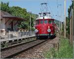 Nachdem die Reisegesellschaft in einem Weingut in Schafis sicherlich gut gespeist hatte, fuhr der OeBB RCe 2/4 607 (Baujahr 1938/Hersteller SLM, MFO, BBC und SAAS) wieder nach Balsthal zur�ck. Ich konnte den formsch�nen Leicht-Schnelltriebwagen bei der Durchfahrt in Ligerz fotografieren, wobei hier nur ein Teil des ehemaligen G�terschuppens zu sehen ist. Der RCe 2/4 607 war der letzte von sieben abgelieferten Roten Pfeilen. Der grosse Erfolg der eleganten Z�ge lies recht schnell die knappe Platzkapazit�t zum Problem werden und die Triebwagen wurden in der Folge vorwiegend im Gesellschaftsverkehr eingesetzt. 1974 kaufte die OeBB den RCe 2/4 607 und setzte den nun blau lackierten Triebzug zwischen Oensingen und Balsthal ein. Nach einer Revision 1988/89 fuhr er wieder als  Roter Pfeil  f�r die OeBB. In den Jahren 2022/23 versetzte die OeBB den Triebwagen dann in urspr�ngliche Form, wie er jetzt zu sehen und erleben ist. 19. Juni 2025