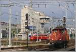 Ee 3/3 16396 rangiert in Zrich HB und der rote Pfeil RAe 1021 fhrt soeben unter dem Zentralstellwerk vorbei in den Hauptbahnhof ein. (28.08.2009)