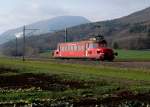 OeBB: Der RBe 2/4 202 aus dem Jahre 1938 (ehemals SBB) auf Sonderfahrt. Der ROTE PFEIL wurde am 24. November 2015 im solothurnischen Gäu auf der Rückfahrt nach Balsthal per Zufall erwischt.
Foto: Walter Ruetsch 