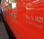 Hier der legendärer roter Doppelpfeil  Churchill  der SBB mit der wunderschöne Inschrift  RAe 4/8 1021          
           roter Pfeil Churchill  und   SBB - FFS  am 18. Dezember 2016 um genau  
13:35 Uhr auf Gleis 10 im Zürich HB.