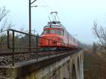 Der historischer  Churchill-Pfeil  SBB RAe 4/8 1021 überquert bei diesem Foto am 27.11.16 um 11.00 Uhr während einer 3-stündigen Brunchfahrt die Glattbrücke bei Zweidlen, so etwa