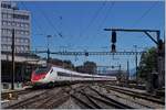 Der SBB ETR 610 006 (UIC 93 85 5 610 306-8 CH-SBB) verlässt als EC 39 auf dem Weg nach Milano den Bahnhof von Lausanne.