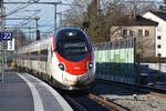 Aus München kommend, fährt ein ETR 610 als EC 196 in Lindau-Reutin ein (27.12.2021).