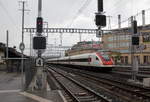 Ein Schweoizer Schnellzug fährt in den Bahnhof von Winterthur(CH) ein.